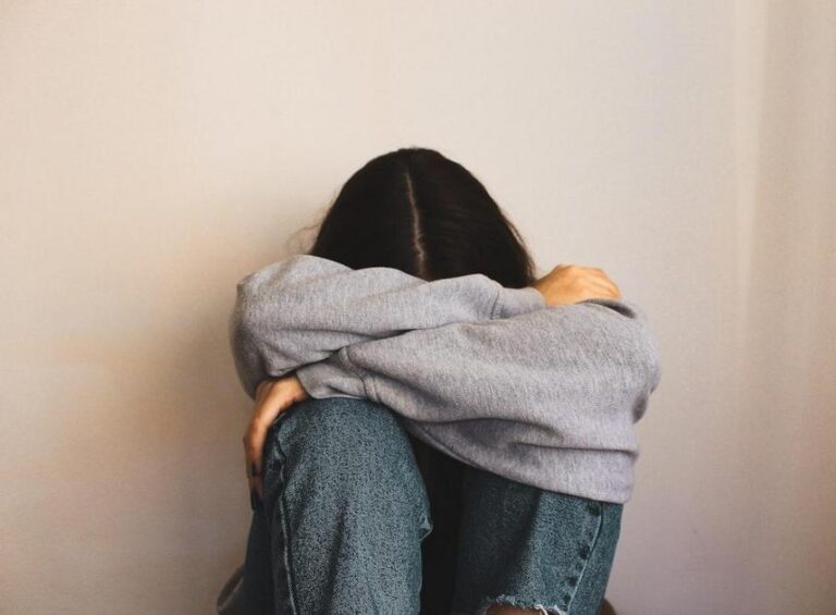 Anxiety in Women: Causes and Natural Solutions for Balance